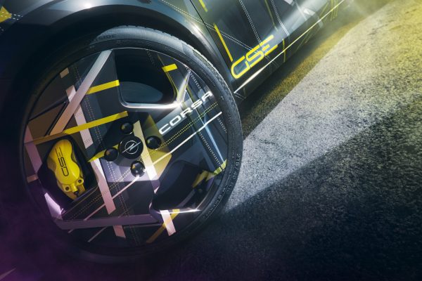 Opel Corsa GSE 2026 teaser — detail kola se žlutými brzdovými třmeny a logem GSE