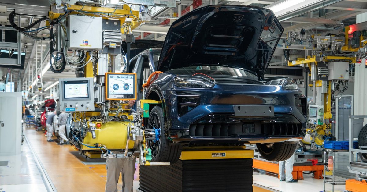 Porsche Cayenne Electric na výrobní lince v Bratislavě