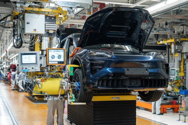 Porsche Cayenne Electric na výrobní lince v Bratislavě