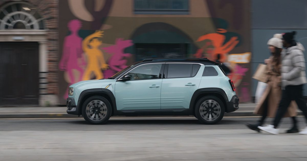 Renault 4 E-Tech Electric - boční pohled na elektrický crossover v retro stylu