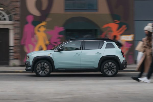 Renault 4 E-Tech Electric - boční pohled na elektrický crossover v retro stylu