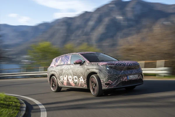 Škoda Peaq 2026 elektrické SUV v maskování při testovací jízdě