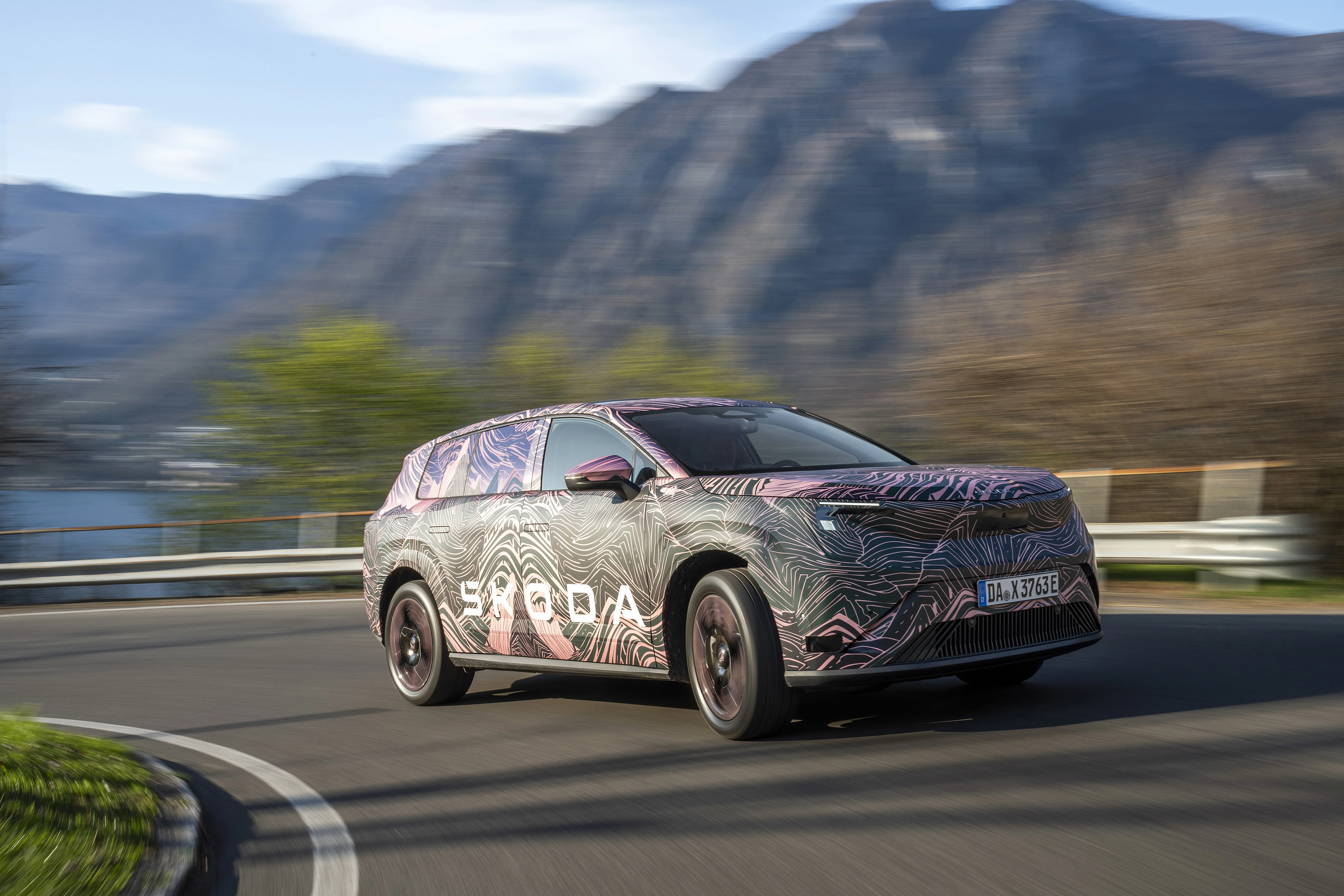 Škoda Peaq exteriér 2026, pohled zepředu v maskování