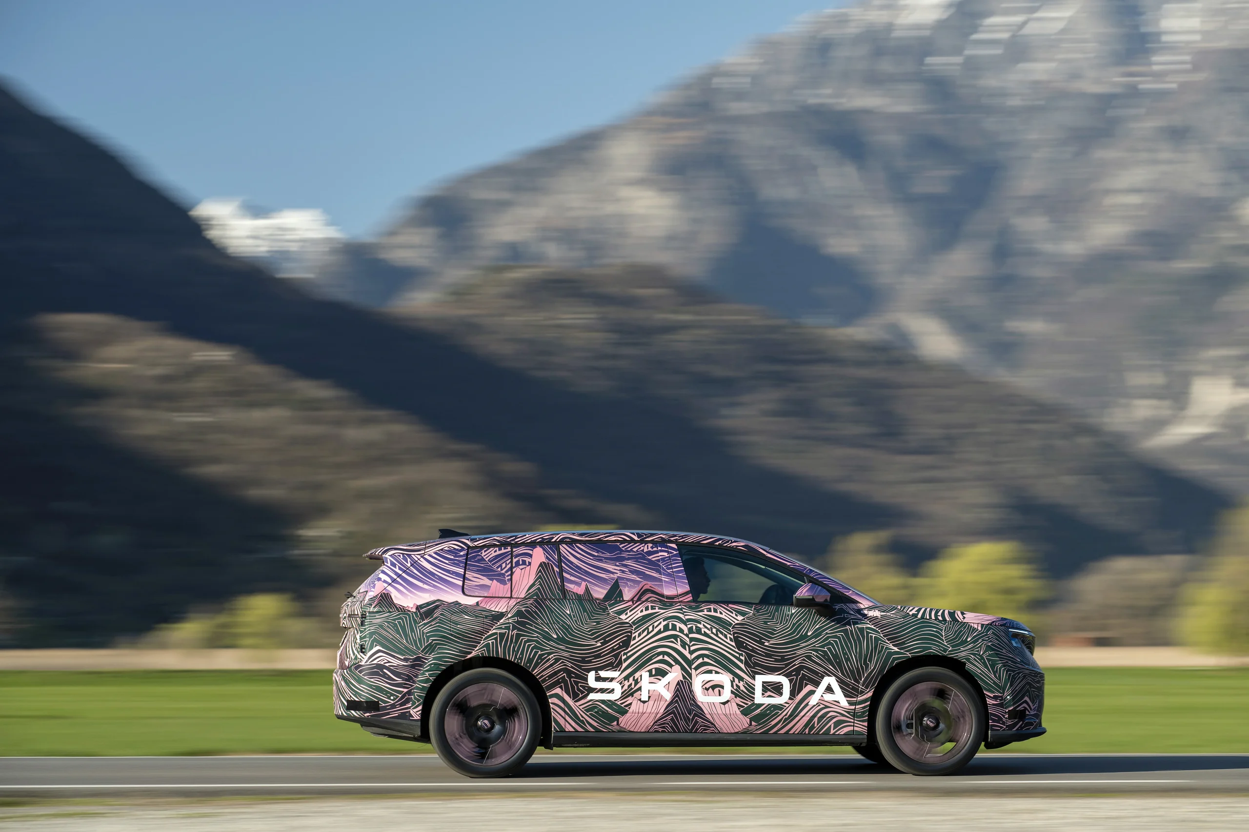 Škoda Peaq 2026 boční profil v maskování