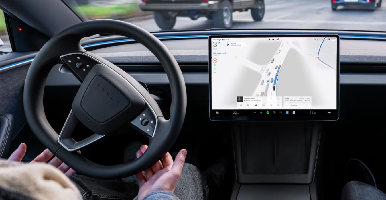 Tesla Full Self-Driving Supervised pohled z interiéru