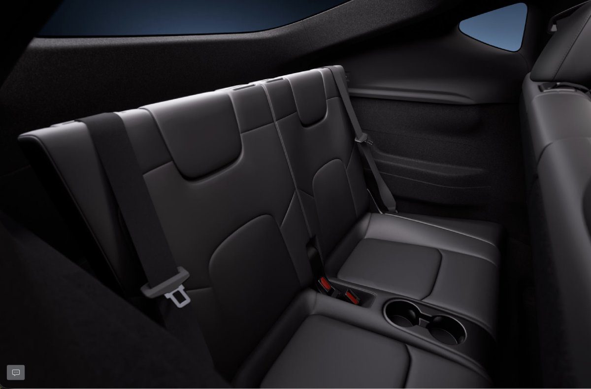 Tesla Model Y 2026 sedmimístná konfigurace třetí řada sedadel