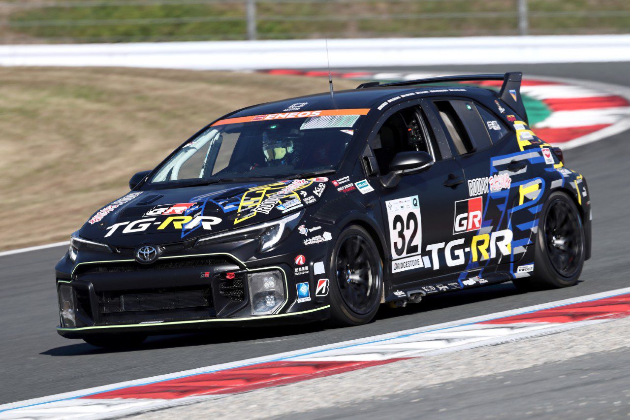 Závodní Toyota GR Corolla na vodík při závodě Super Taikyu