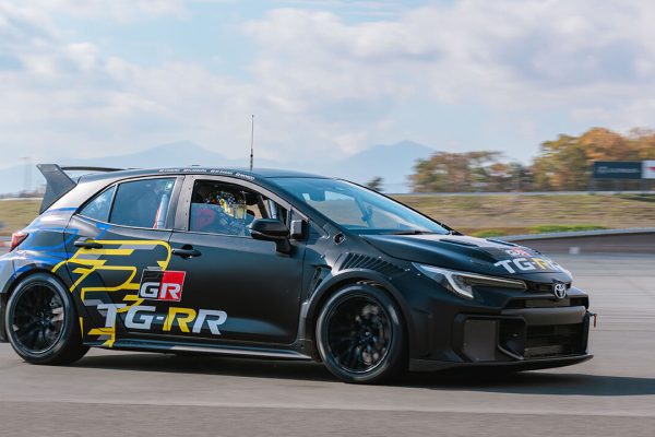 Toyota GR Corolla na kapalný vodík – boční pohled při jízdě