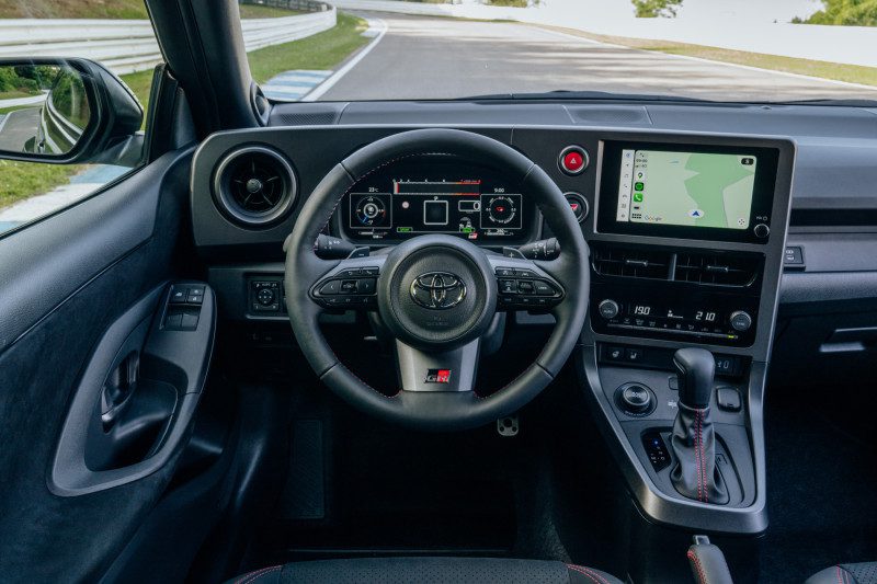 Toyota GR Yaris starý volant s ovladači blízko úchopové zóny a opěrkami palců