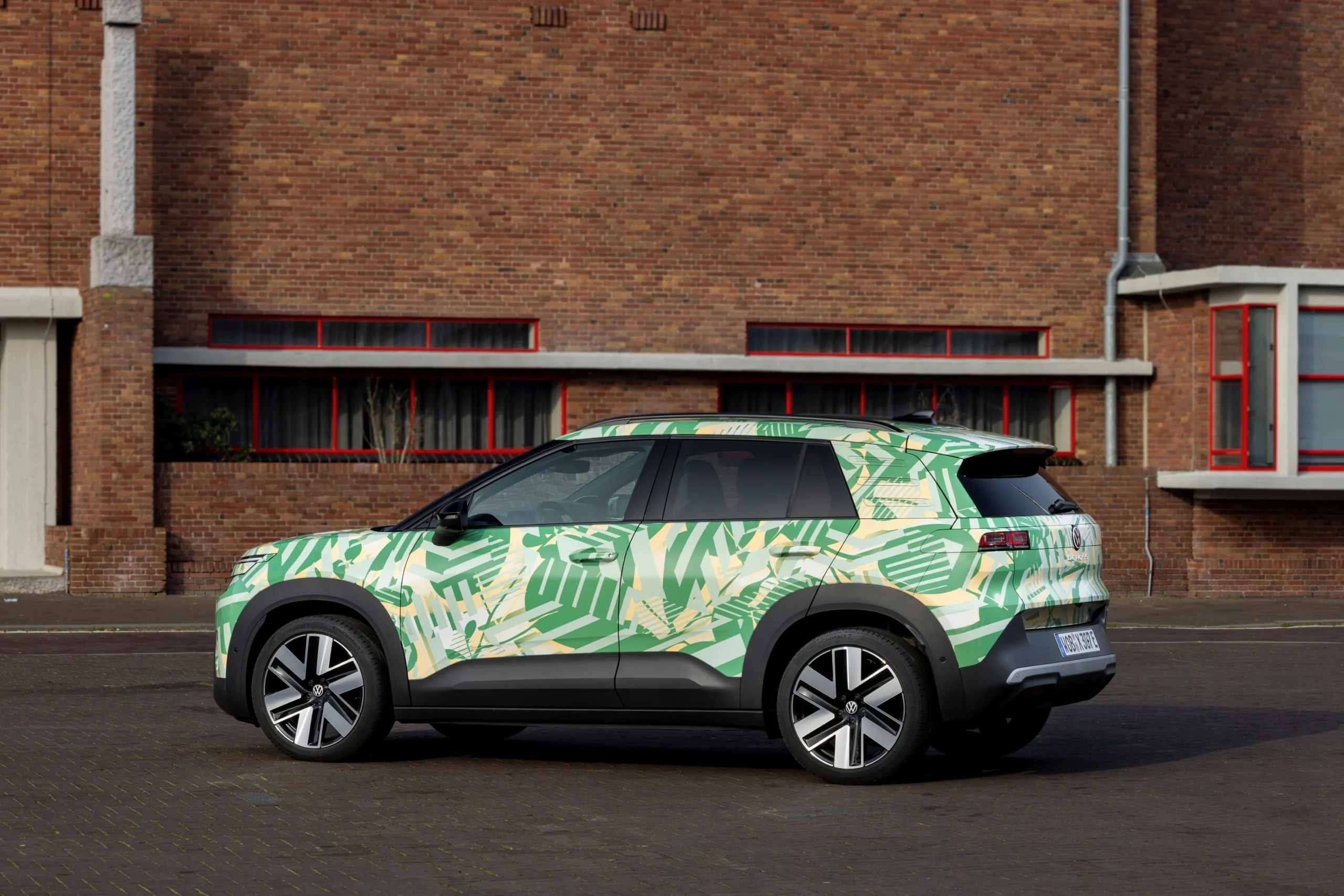 Volkswagen ID. Cross v maskovací fólii na ulicích Amsterdamu – boční profil