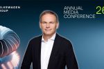Oliver Blume, CEO skupiny Volkswagen, na tiskové konferenci k výsledkům za rok 2025
