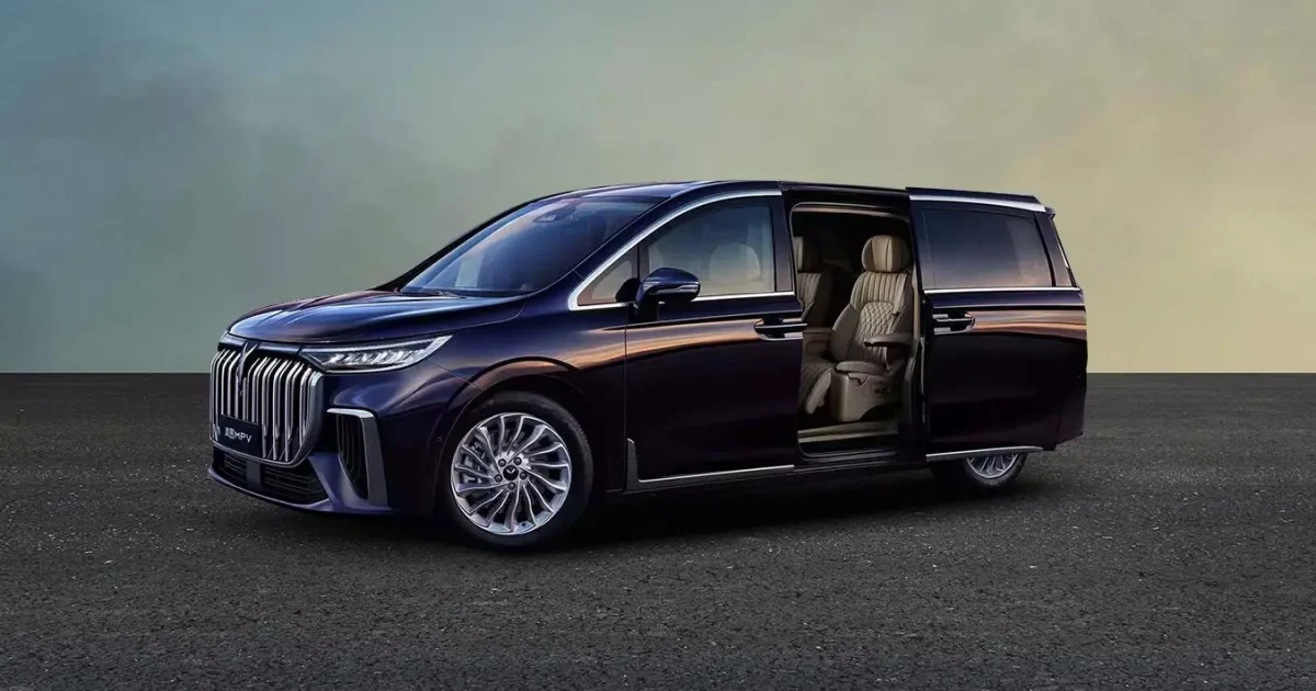 Voyah Dream exteriér - pohled zepředu ze strany s otevřenými posuvnými dveřmi