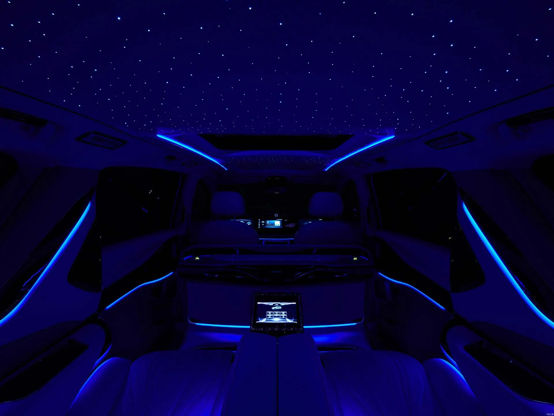 Voyah Dream interiér - hvězdné nebe na stropě a ambientní LED osvětlení