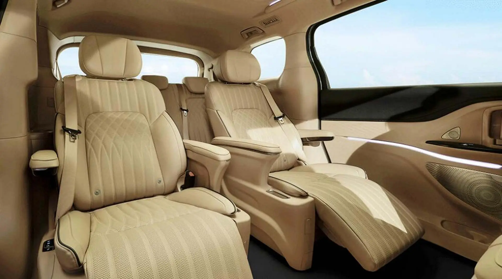 Voyah Dream interiér - luxusní zadní sedadla s elektricky nastavitelnými opěrkami na nohy