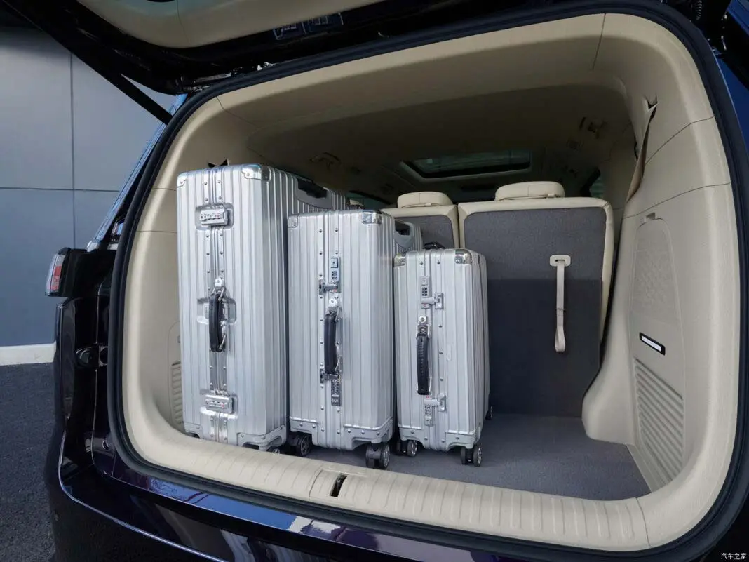 Voyah Dream zavazadelník - tři kufry v zavazadlovém prostoru