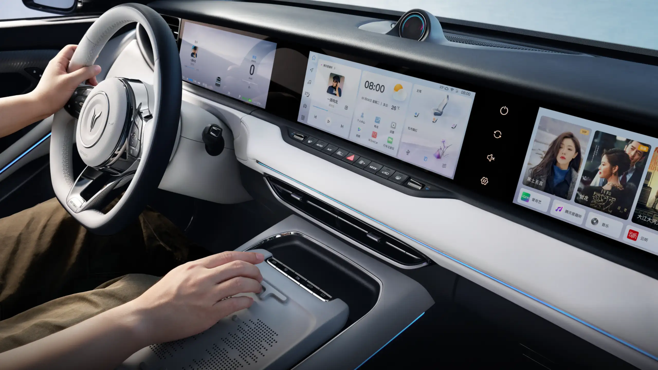 Interiér VOYAH Free s trojicí displejů