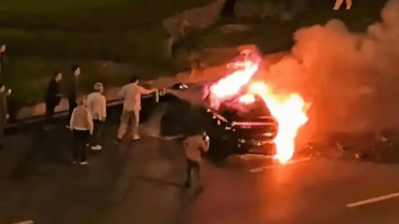 Detailní záběr na poškozenou karoserii Xiaomi SU7 po nehodě