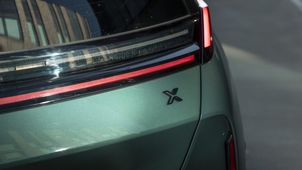 Detail zadní části Zeekr X 2026 se znakem X