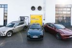 Elektromobily v ADAC zimním stress testu 2026 před testovací laboratoří