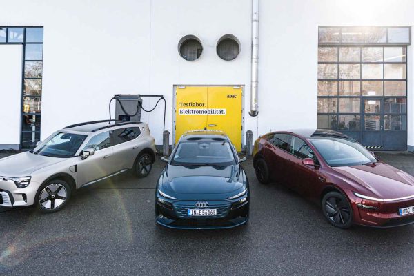 Elektromobily v ADAC zimním stress testu 2026 před testovací laboratoří