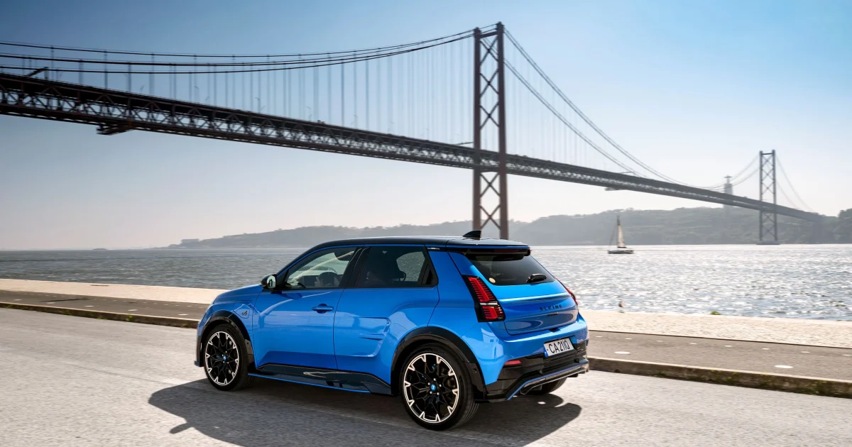 Alpine A290 modrý hot hatch z boku, exteriér