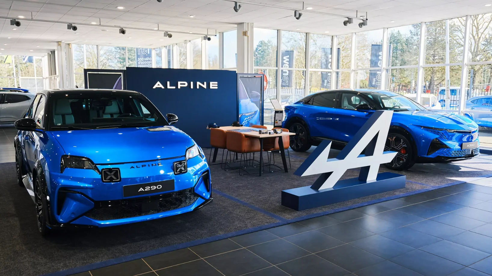 Alpine A290 a A390 ve značkovém showroomu