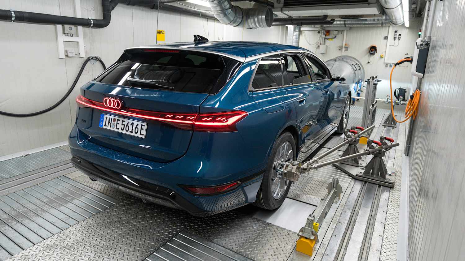 Audi A6 Avant e-tron performance zadní pohled ADAC test