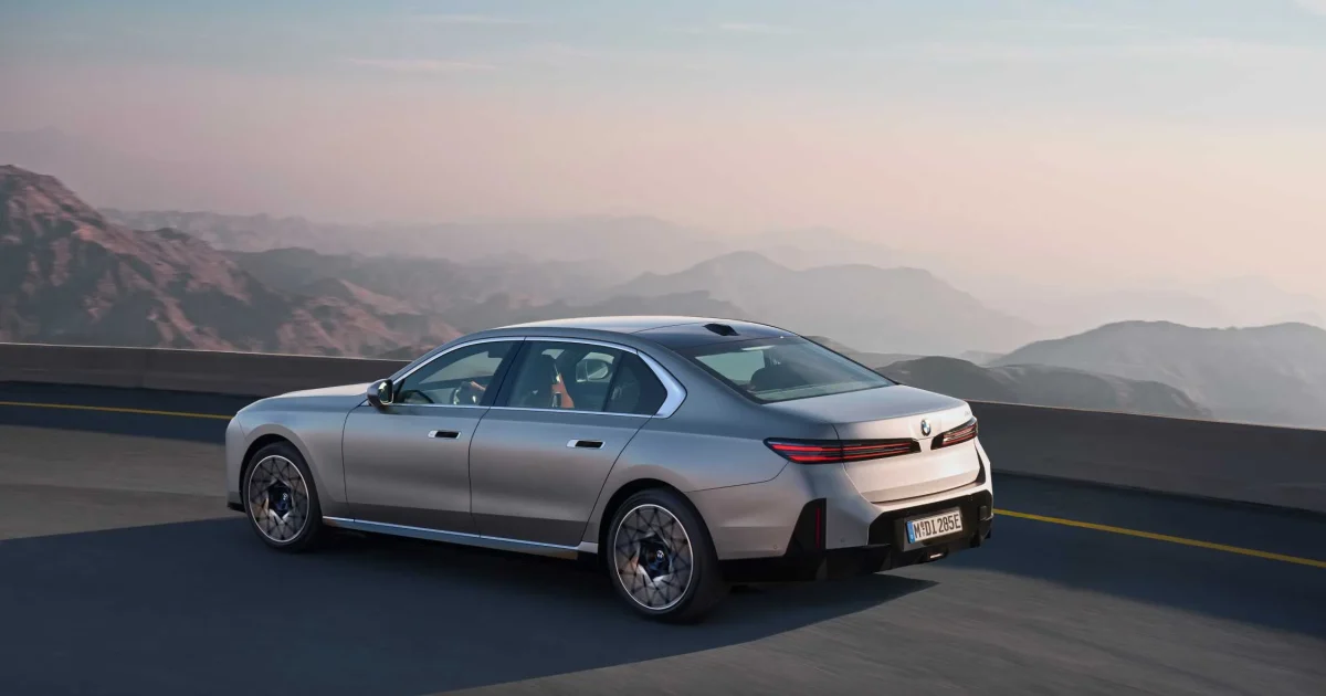 BMW i7 60 xDrive 2026 — modernizovaný elektrický sedan, zadní třičtvrteční pohled