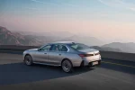BMW i7 60 xDrive 2026 — modernizovaný elektrický sedan, zadní třičtvrteční pohled