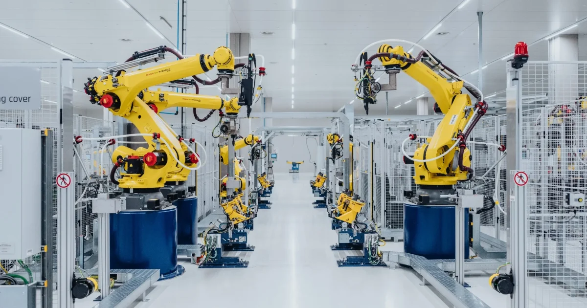 Robotická výrobní linka baterií pro BMW i7 v závodě Rimac Campus v Chorvatsku