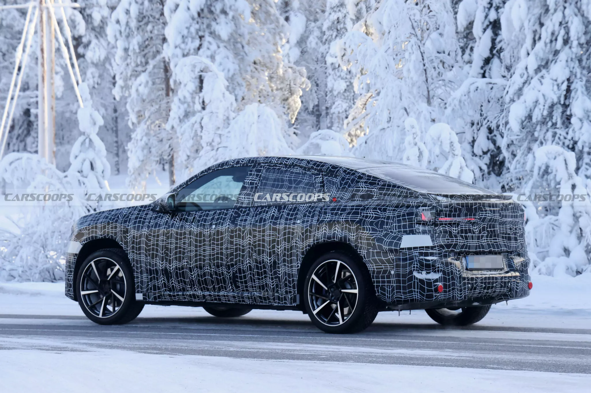 Detail kol a zavěšení BMW iX4 — maskovaný prototyp sdílí techniku s iX3 50 xDrive