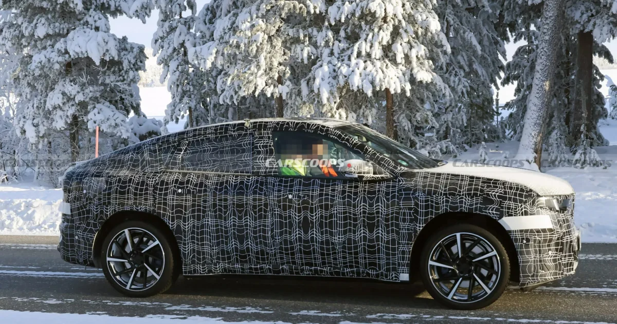 BMW iX4 (NA7) prototyp při zimních testech ve Švédsku, pohled zepředu — kamufláž skrývá výraznější Neue Klasse siluetu než iX3