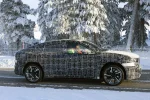 BMW iX4 (NA7) prototyp při zimních testech ve Švédsku, pohled zepředu — kamufláž skrývá výraznější Neue Klasse siluetu než iX3