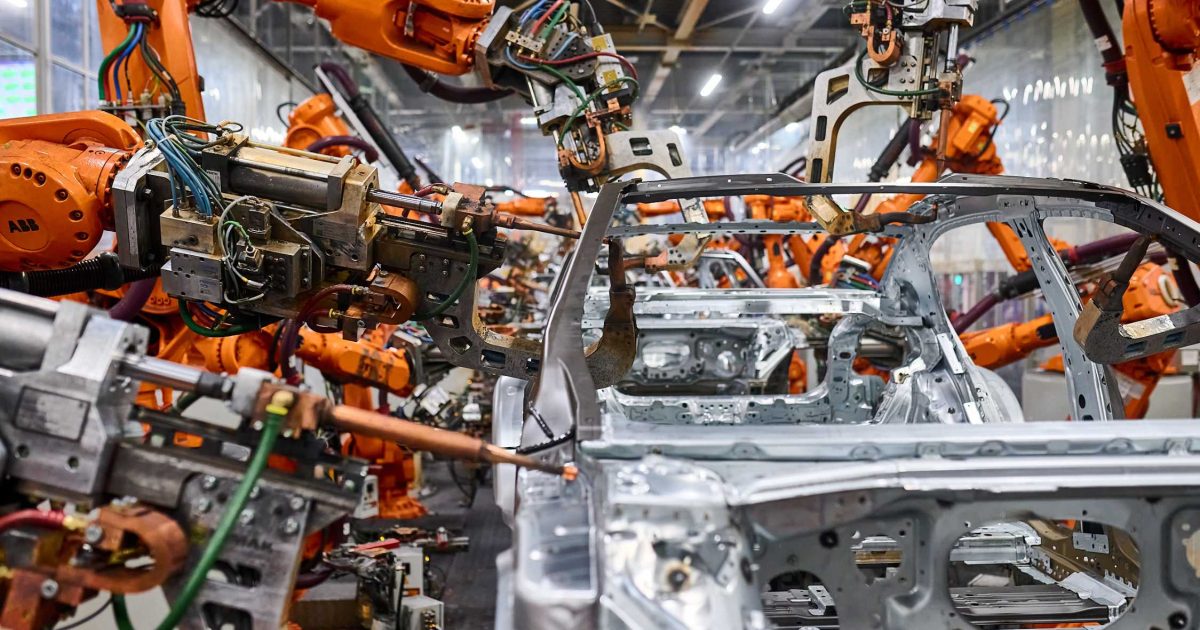 Karosárna BMW v Mnichově s roboty a rozpracovanými karoseriemi