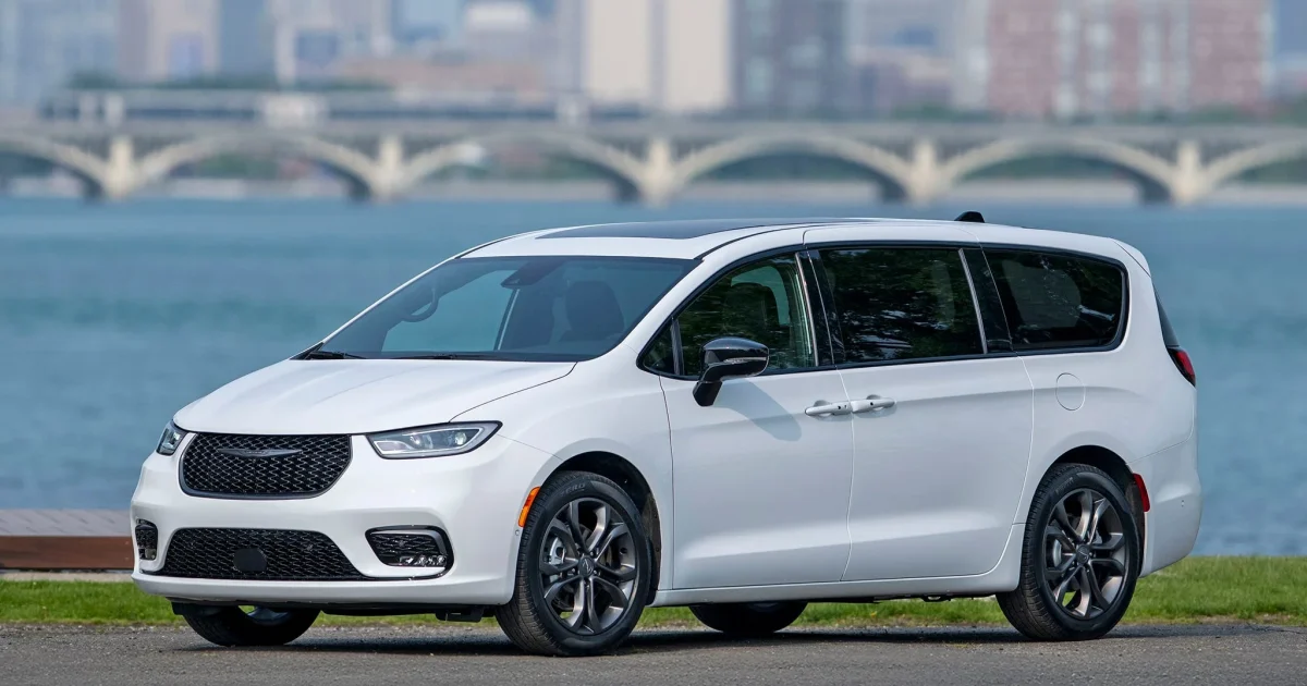 Chrysler Pacifica 2026 – přední tříčtvrtinový pohled