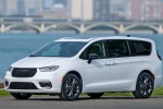 Chrysler Pacifica 2026 – přední tříčtvrtinový pohled