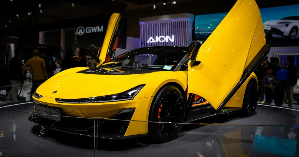 Čínské automobilové značky na evropském trhu – stánek s čínskými vozy