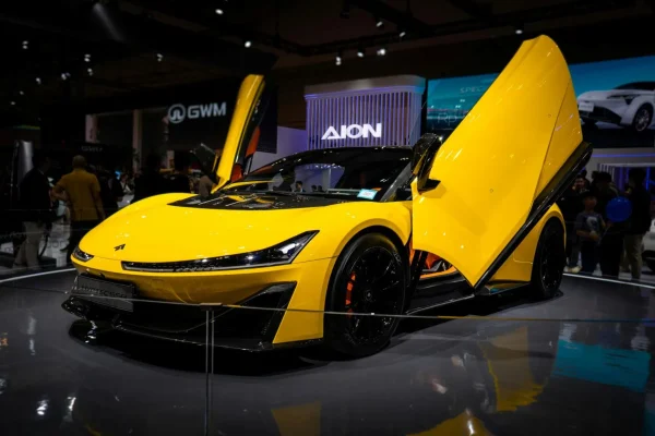 Čínské automobilové značky na evropském trhu – stánek s čínskými vozy