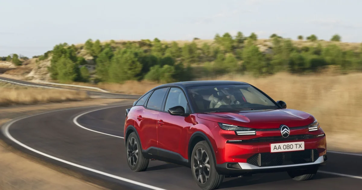 Citroën C4 Hybrid 110 přední pohled při jízdě