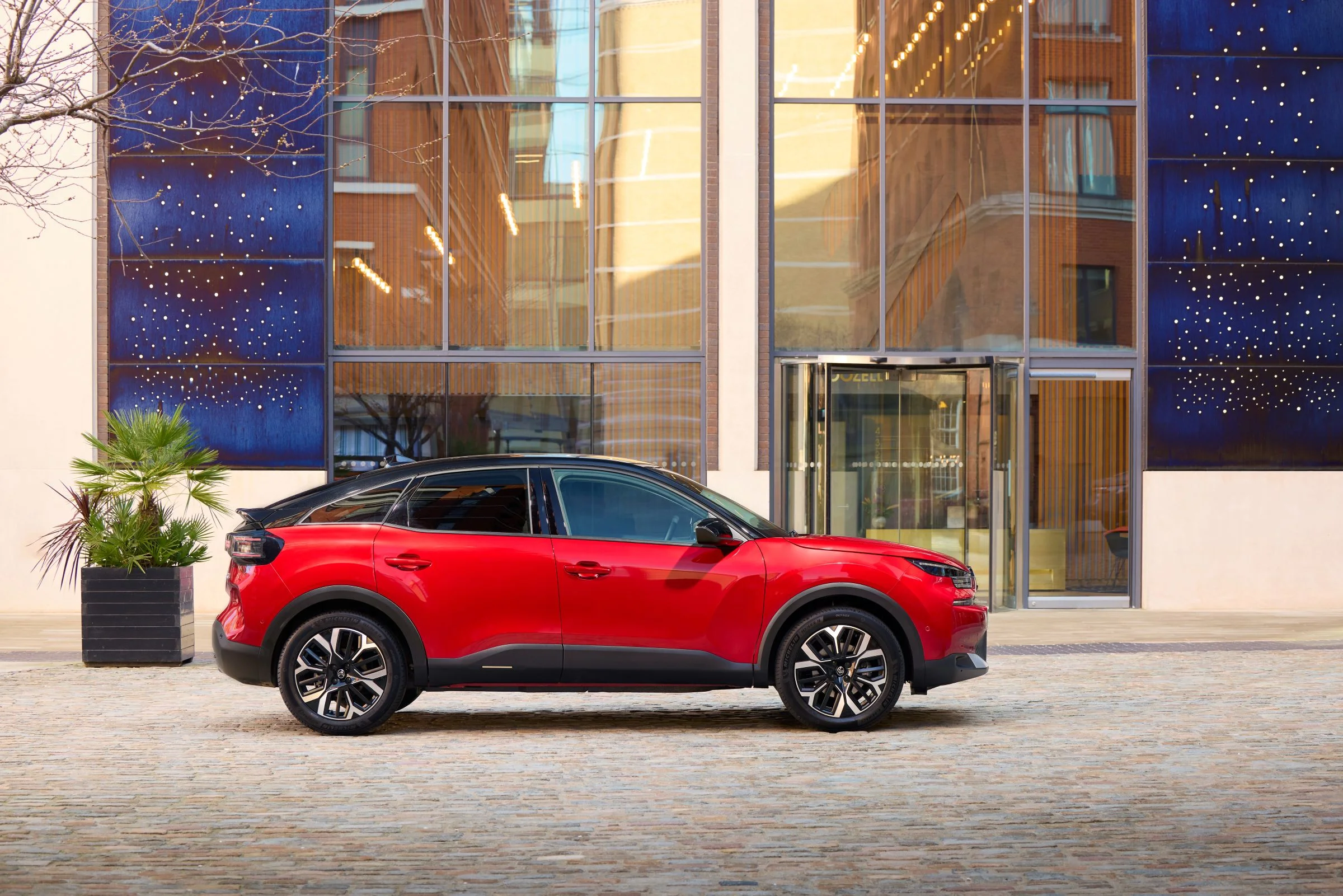 Citroën C4 Hybrid 110 boční profil