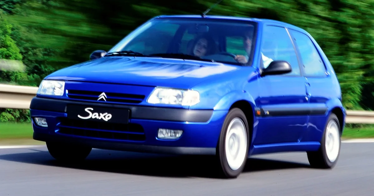 Modrý Citroën Saxo VTS 1996 z čelního pohledu, sportovní hot hatch s logem Saxo na masce