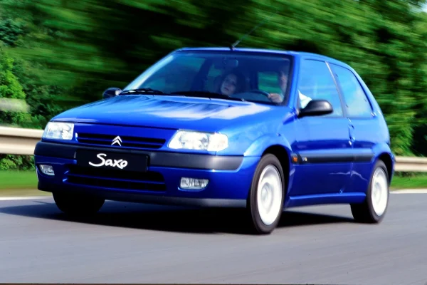 Modrý Citroën Saxo VTS 1996 z čelního pohledu, sportovní hot hatch s logem Saxo na masce