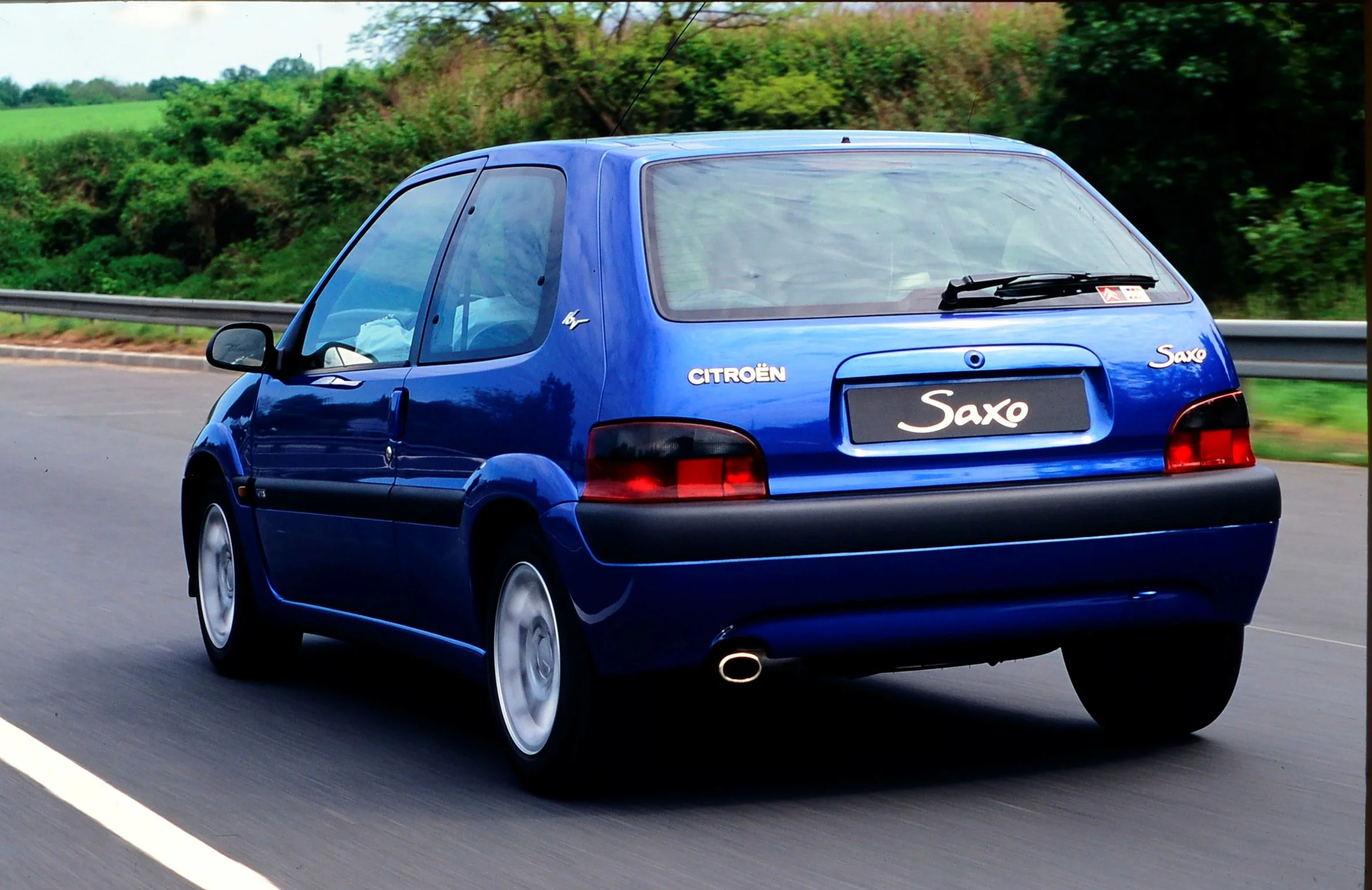 Modrý Citroën Saxo VTS zezadu, viditelné logo Citroën a Saxo na páté dveři