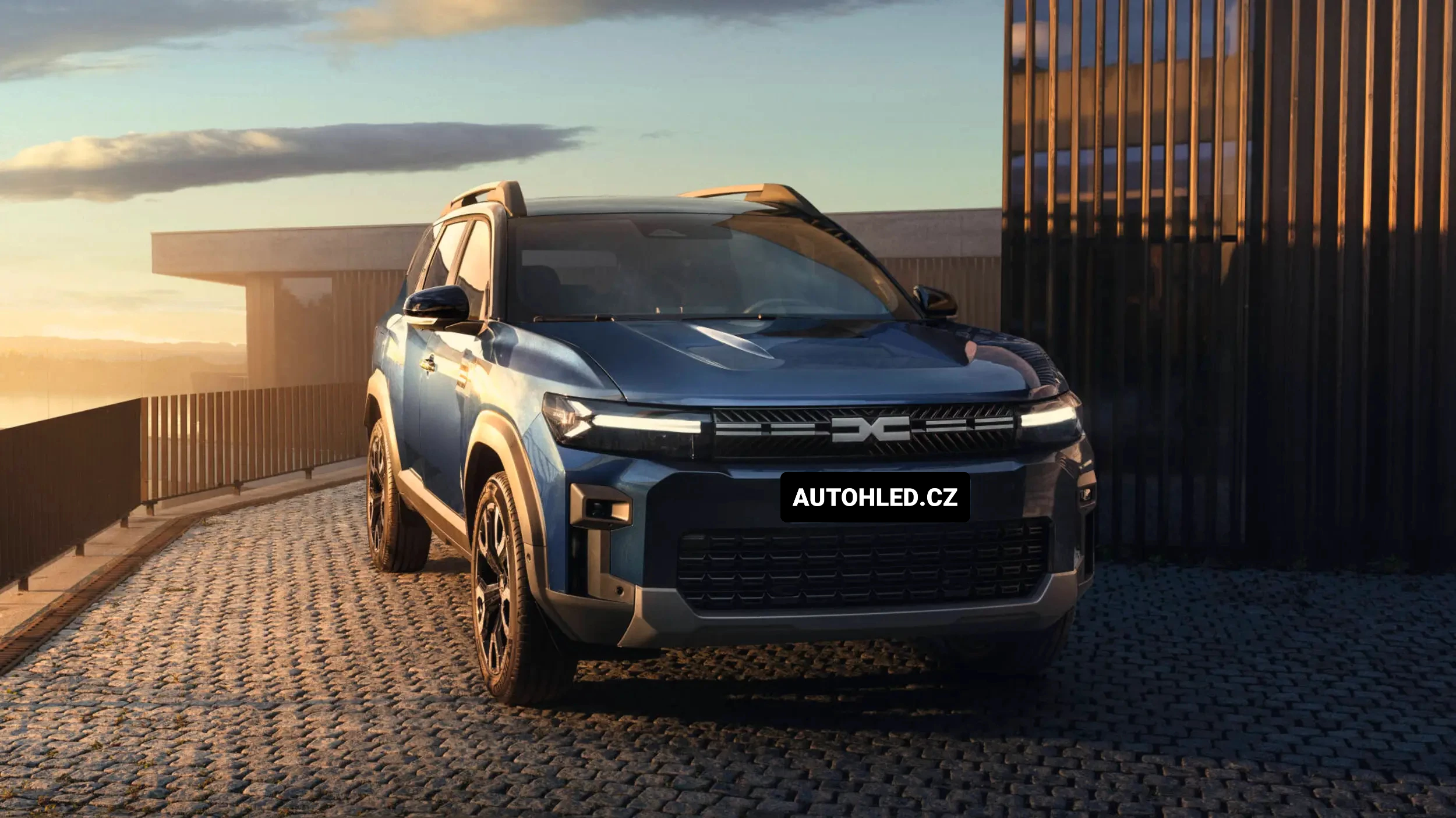 Dacia Bigster v modré barvě zepředu