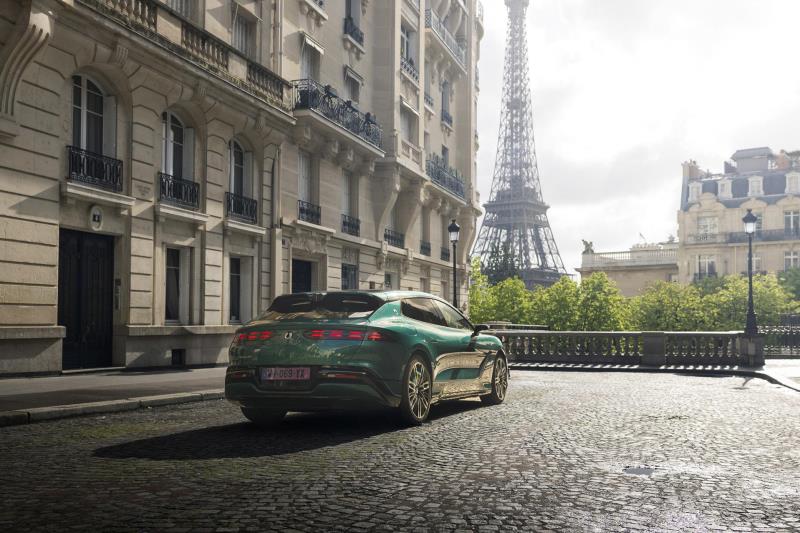 Denza Z9GT na evropské premiéře v Palais Garnier v Paříži