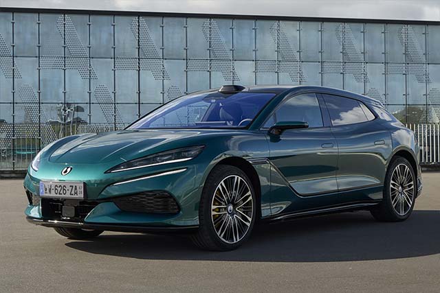 Denza Z9GT exteriér na evropské premiéře v Paříži 2026