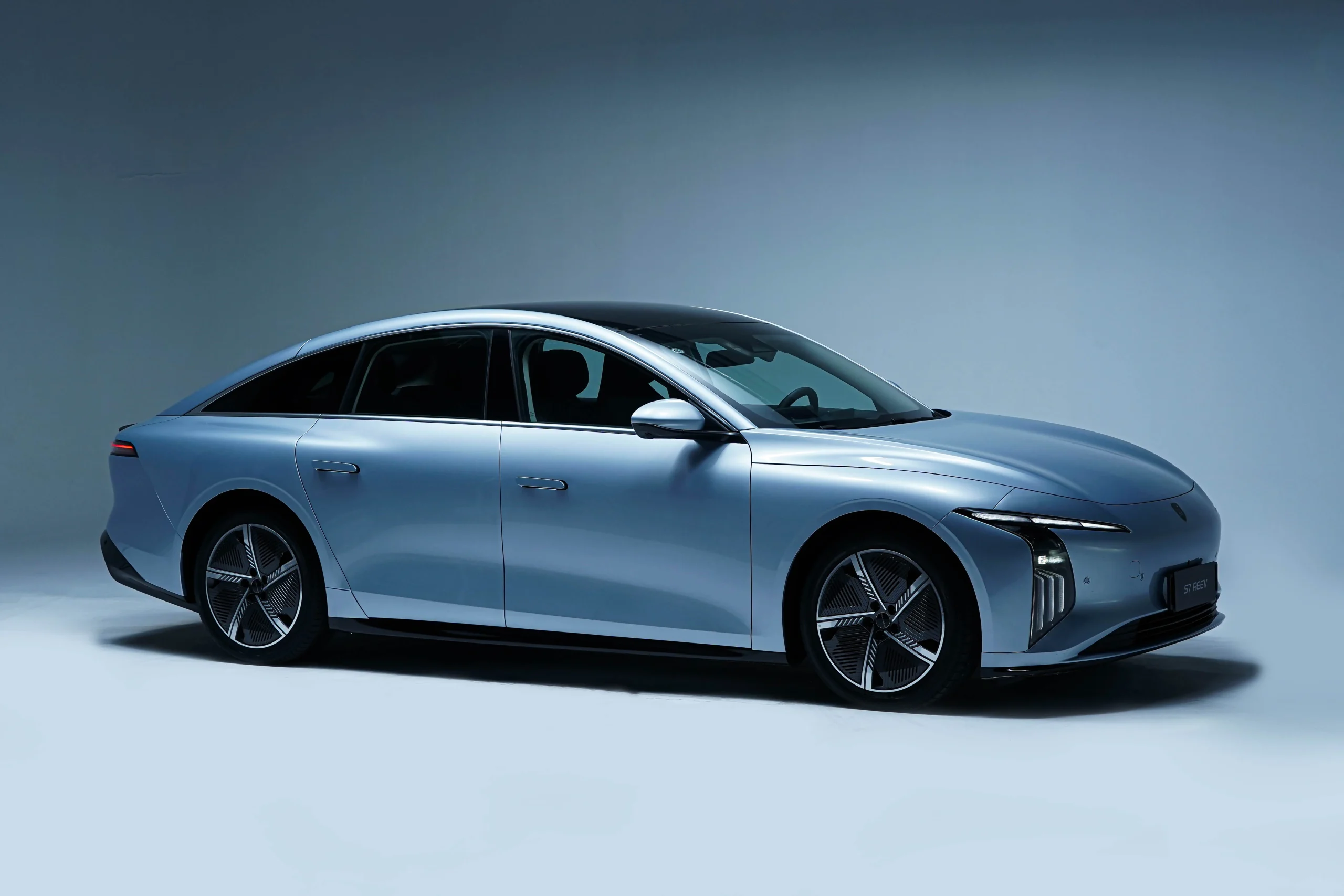 Forthing S7 REEV v bočním pohledu