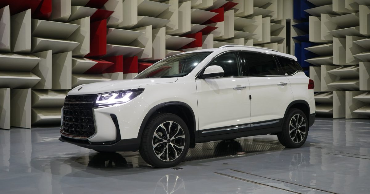 Bílé SUV Forthing v bočním tříčtvrtečním pohledu