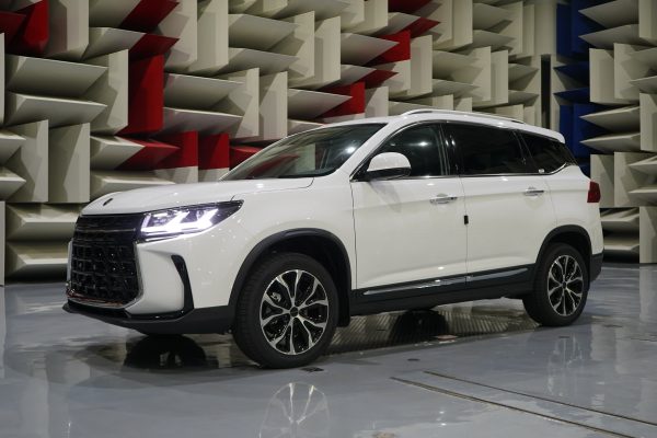 Bílé SUV Forthing v bočním tříčtvrtečním pohledu