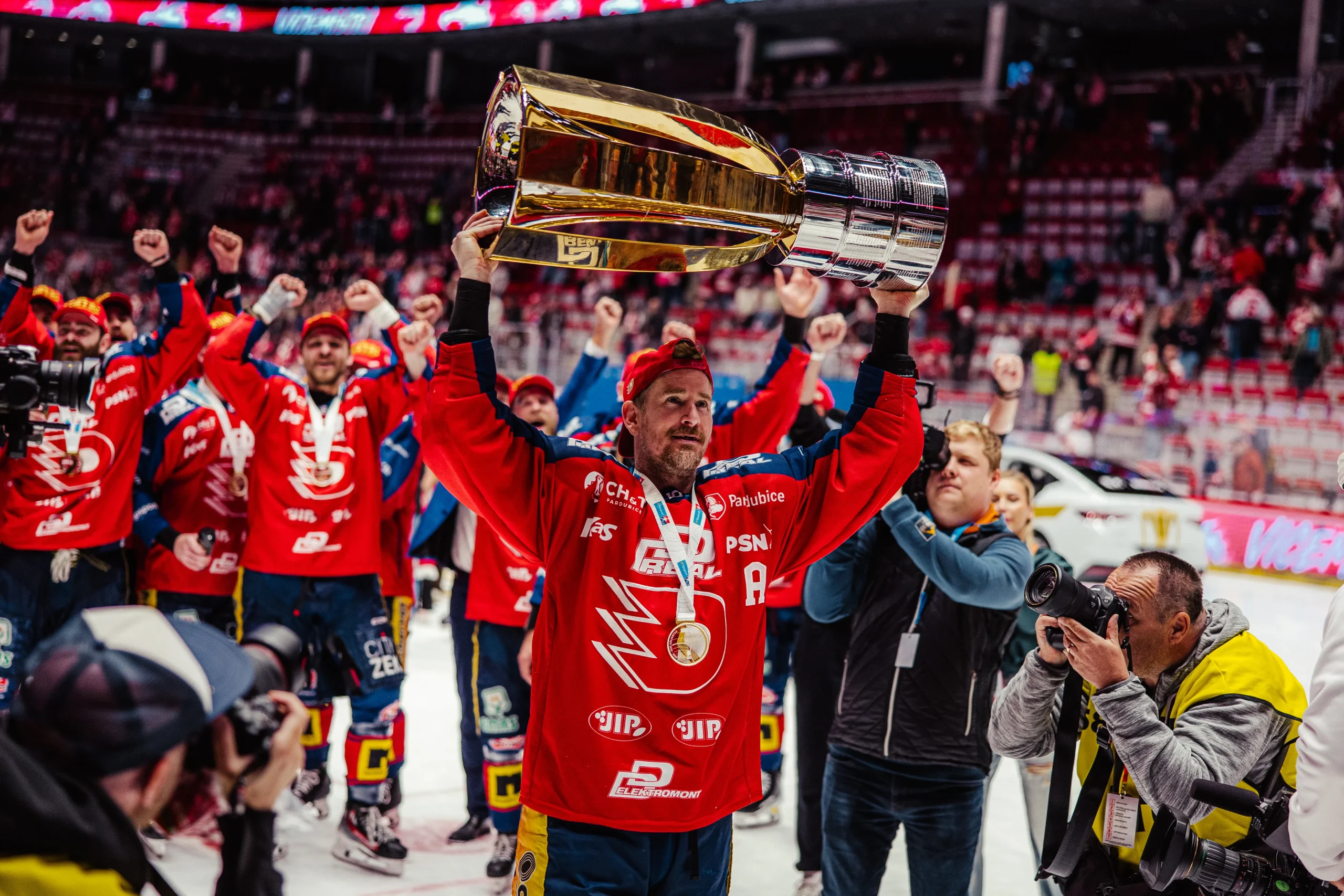 Hokejisté HC Dynamo Pardubice slaví Masarykův pohár